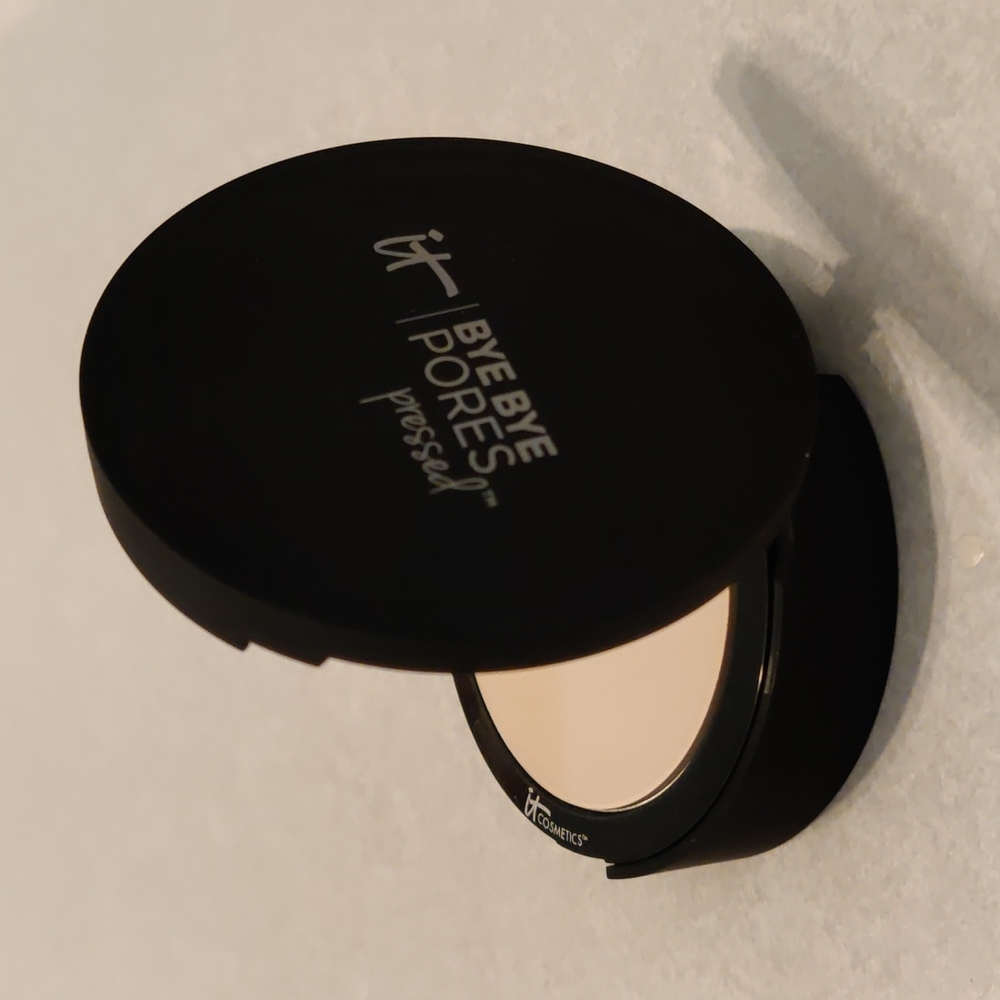 IT Cosmetics Bye Bye Pores Airbrush Finish Pressed Powder 0.31 oz/9g Translucent - Picture 6 of 7
